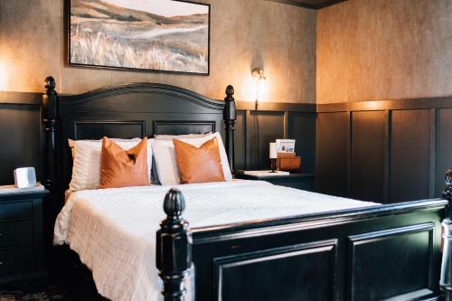 East Memphis House | Moody Blues Studio Perfect For Work Or Romance