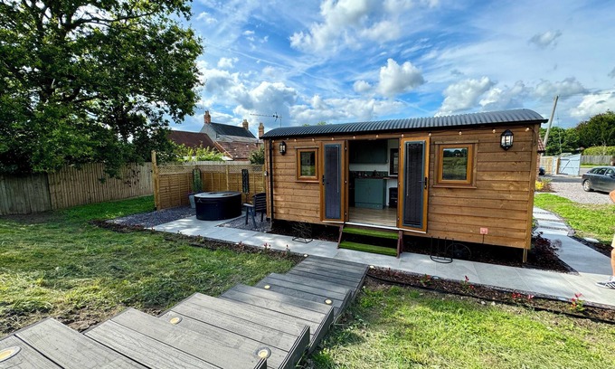 Blaisdon Cottage | MOOFFITCH RIVERVIEW HUT, pet friendly, with hot tub in Gloucester