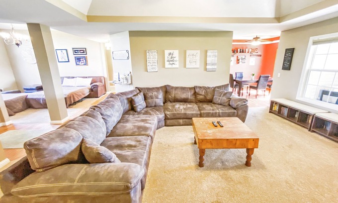 Ozark House | Moon Valley Retreat-Family Gatherings-Fooseball-CornHole-Whirlpool Tub-Fireplace
