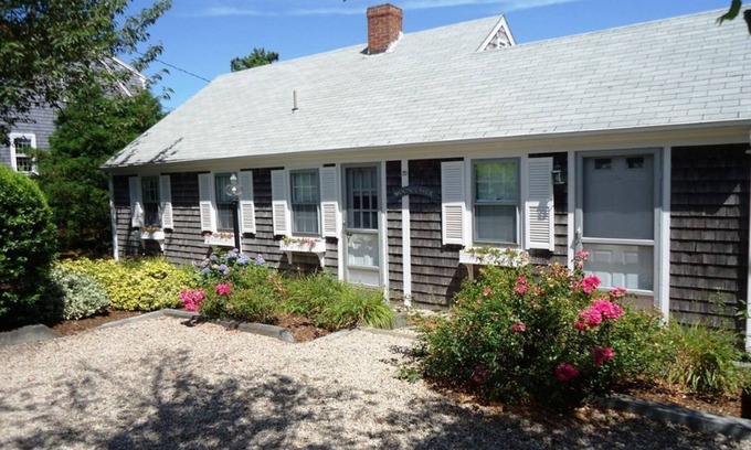 South Chatham Cottage | Mooncusser Cottage on Taylor's Pond!