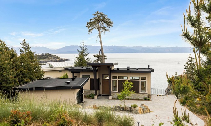 Sooke House | Moonlight Bay Hideaway