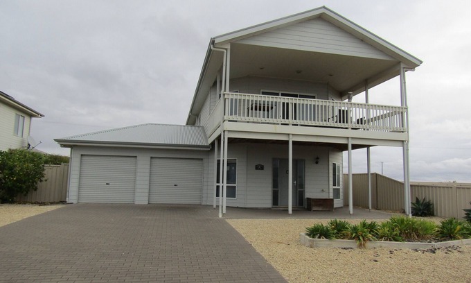 Dalrymple House | Moonlight Escape - Beautiful Holiday Home with sea views from balcony!
