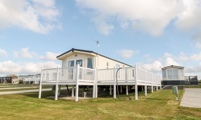 Morpeth Cottage | MOONLIGHT LODGE, pet friendly, with a garden in West Thirston