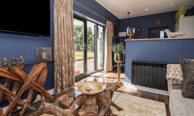 Storwood Cottage | MOONLIGHT LODGE, pet friendly, character holiday cottage in Bubwith