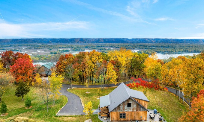 De Soto Cabin | Moonlight Ridge Sleeps 6 HOT TUB