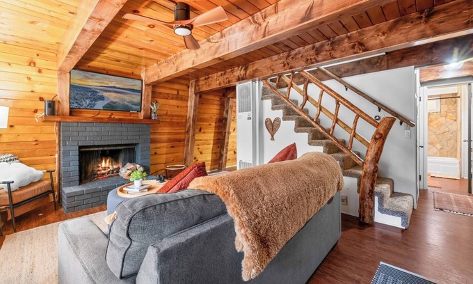 Moonridge Cabin | Moonridge Manor Cozy Retreat with Hottub