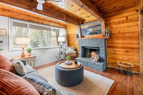Moonridge Apartment | Moonridge Manor Modern, Cozy Retreat with Hottub!