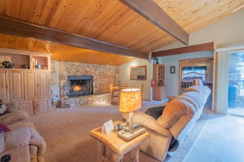 Moonridge House | Moonridge Manor - Very lovely cabin in a quiet neighborhood with an amazing hot tub!