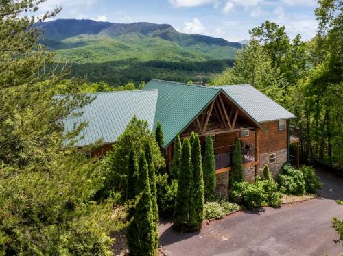 Pittman Center Ski Chalet | Moonshine Mtn - HugeLodge - Views - September Deals - Game Rm - Hot Tub - Fire Pit