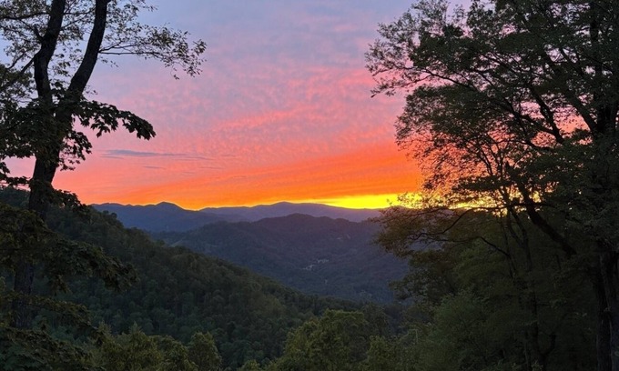 Burnsville Cabin | Moonshine Mtn Lodge ~ Stunning Mtn Views+Hot Tub+Gas Fire Table ~ Grill & WiFi!