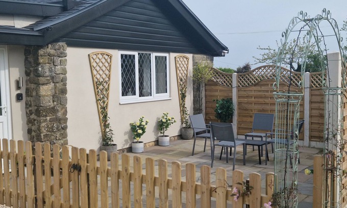 Ashover House | MOOR FARM COTTAGE, family friendly, with hot tub in Ashover