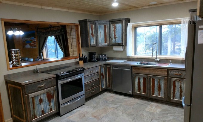 Island Park House | Moose View Lodge 3 bedroom 3 bath cabin with mountain view's and hot tub.