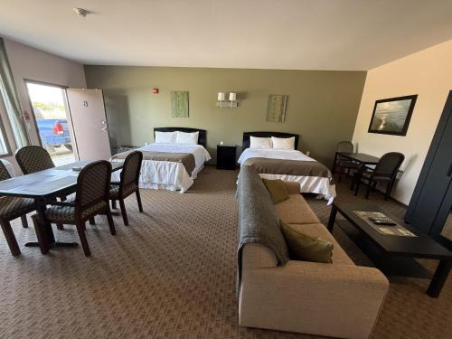 Moosehorn Hotel | Moosehorn Motor Hotel