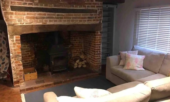 Downton Cottage | Moot View Summary: Mo
