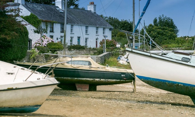 Rhoscolyn Cottage | Mor Annedd Cymyran - sleeps 4 guests in 2 bedrooms