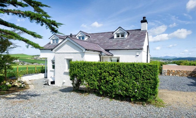 Bwlchtocyn House | Morannedd - Four Bedroom House, Sleeps 8