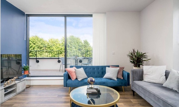 North Finchley Condo | Morden Apartment- FreeParking, Private Balcony.
