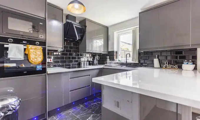 Leeds House | Mordenised 2 Bedroom House Close to City Centre