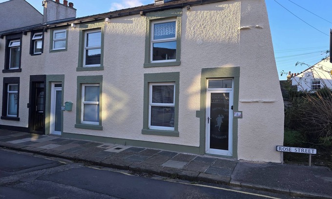 Slyne Cottage | Morecambe Bay 2-Bed Cottage Hot Tub/Jacuzzi/Sauna