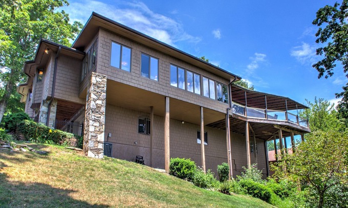 Laurel Park House | Morning Glow | Pet-Friendly, Mountain Getaway