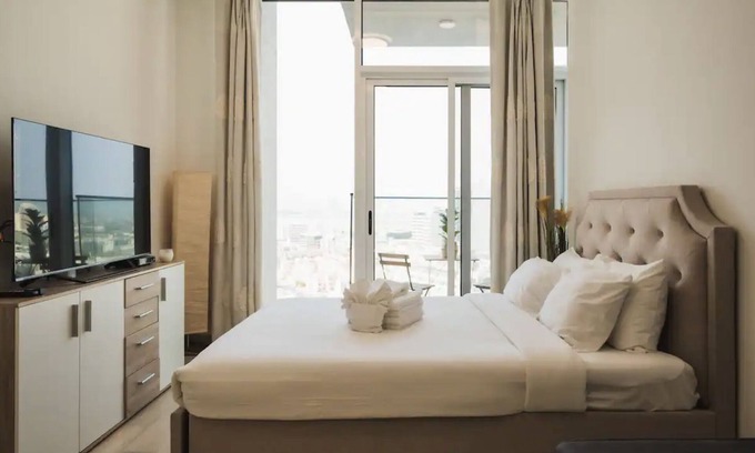 Emirates Hills Apartment | Morpheus Stays - Bali Vibes Studio in JVC