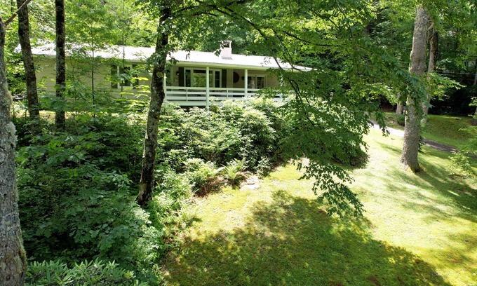 Highlands Cabin | Moss Hill Cottage 2BR/2 bath mountain styled with comfort in mind
