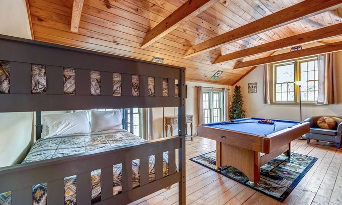 Gatlinburg - Pigeon Forge Cabin | Mossie Oak Cabin 2 Bedroom Cabin by RedAwning