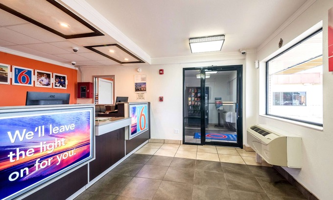 Oxford Hotel | Motel 6 Anniston, AL