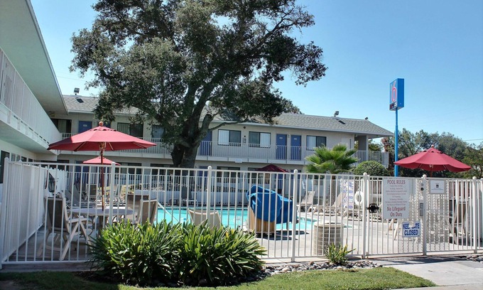 Atascadero Hotel | Motel 6 Atascadero, CA