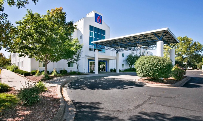 Brooklyn Center Hotel | Motel 6 Brooklyn Center, MN - Minneapolis