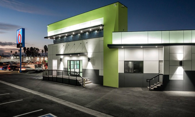 Canoga Park Hotel | Motel 6 Canoga Park, CA