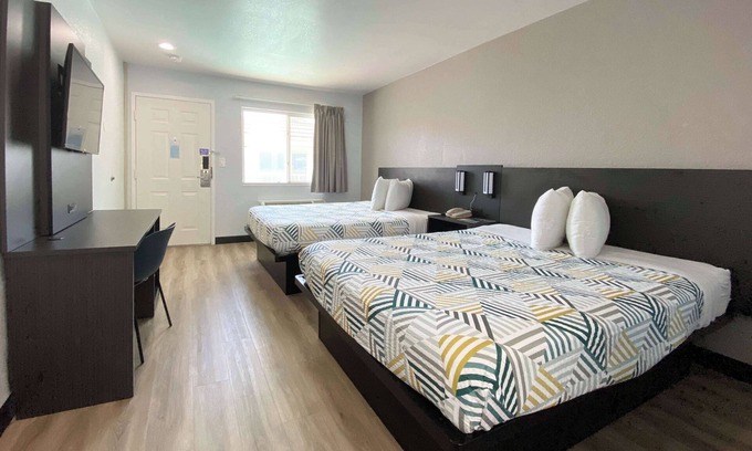 Halecrest Hotel | Motel 6 Costa Mesa, CA