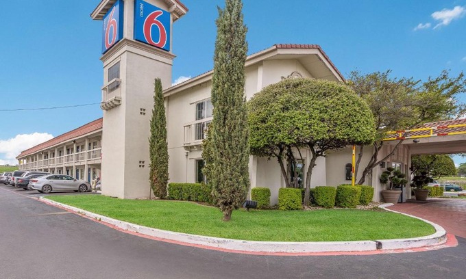 Dallas Hotel | Motel 6-Dallas, TX - Market Center