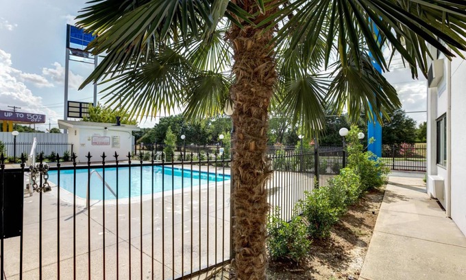 Cedar Crest Hotel | Motel 6 Dallas, TX - South