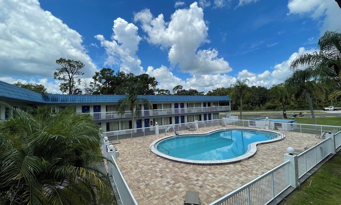 Daytona Beach Hotel | Motel 6 Daytona Beach, FL - Speedway