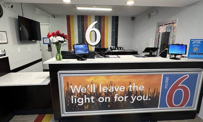 Fort Wayne Hotel | Motel 6 Fort Wayne, IN