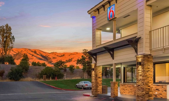 Fremont Hotel | Motel 6 Fremont, CA - South