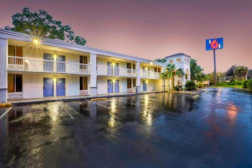 Gainesville Hotel | Motel 6-Gainesville, FL