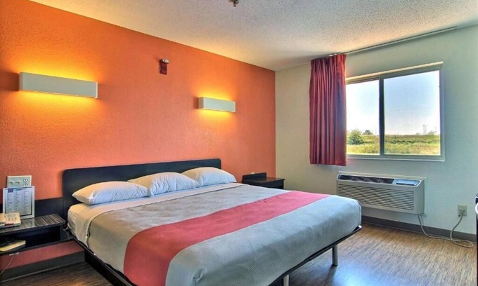 Gilman Hotel | Motel 6 Gilman, IL