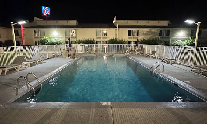 Greensboro Hotel | Motel 6 Greensboro, NC - Airport