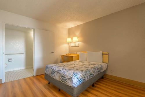 Hayward Hotel | Motel 6 Hayward, CA- Silicon Valley Gateway
