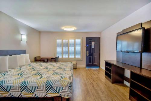 Inglewood Hotel | Motel 6-Inglewood, CA