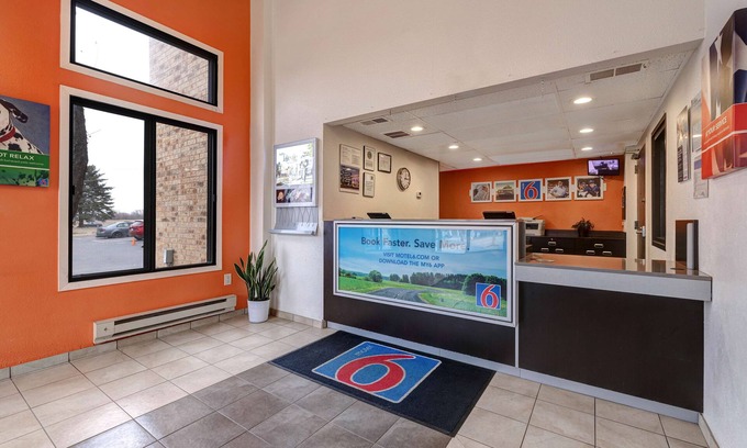 Lakeville Hotel | Motel 6 Lakeville, MN - South - Lakeville