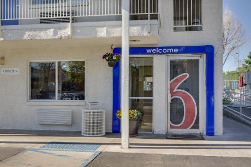 North Alameda Hotel | Motel 6 Lakewood