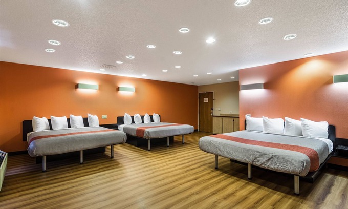 Libertyville Hotel | Motel 6 Libertyville, IL