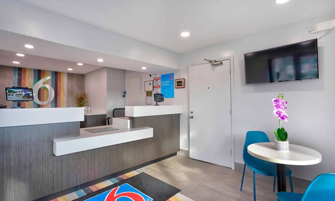 Lumberton Hotel | Motel 6 Lumberton, NC