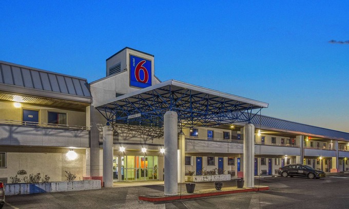 North Ridgeville Hotel | Motel 6 North Ridgeville, OH - Cleveland Intl Airport - N Ridgeville