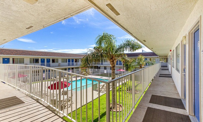 Deer Valley Hotel | Motel 6 Phoenix North - Bell Road