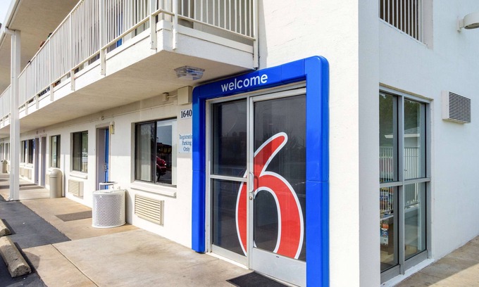 Redding Hotel | Motel 6 Redding, CA - Central