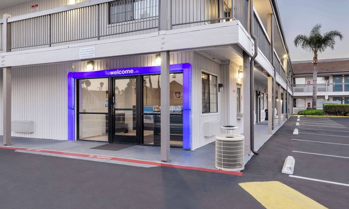 Lyon Street Hotel | Motel 6 Santa Ana, CA
